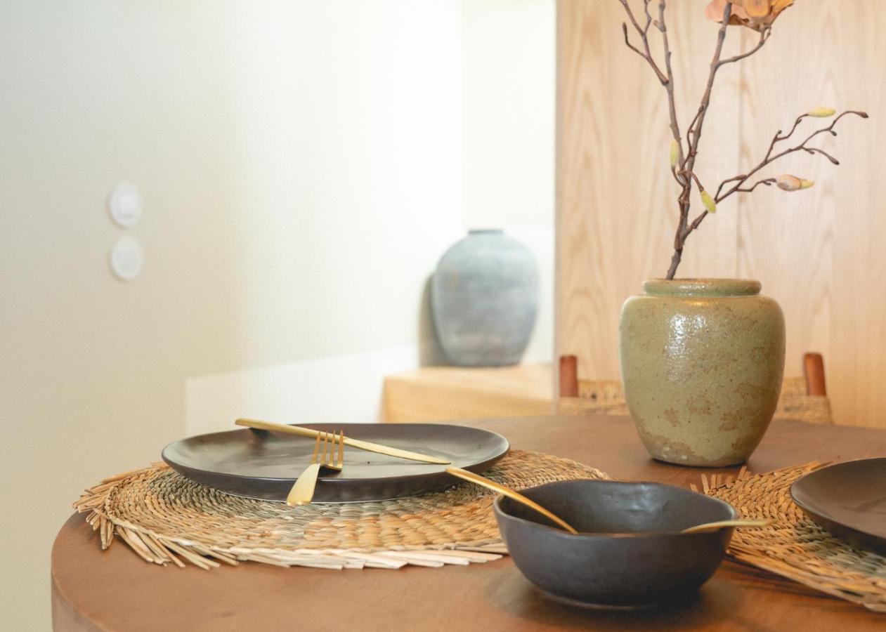 Village Aparthotel By Boa Porto Dış mekan fotoğraf A wabi-sabi table setting