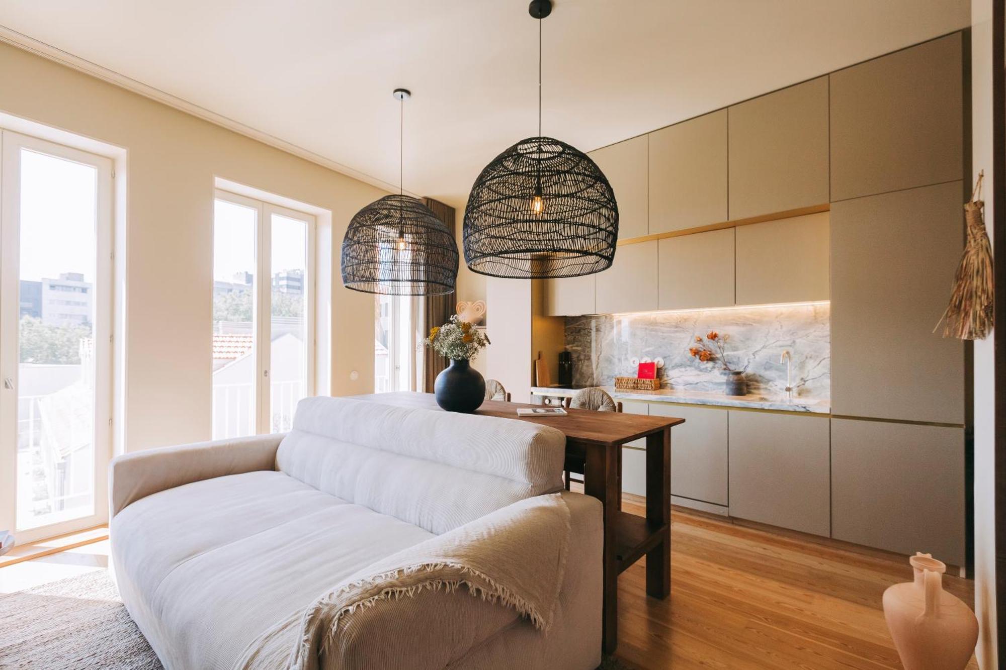 Village Aparthotel By Boa Porto Oda fotoğraf A living room with a kitchen in the background