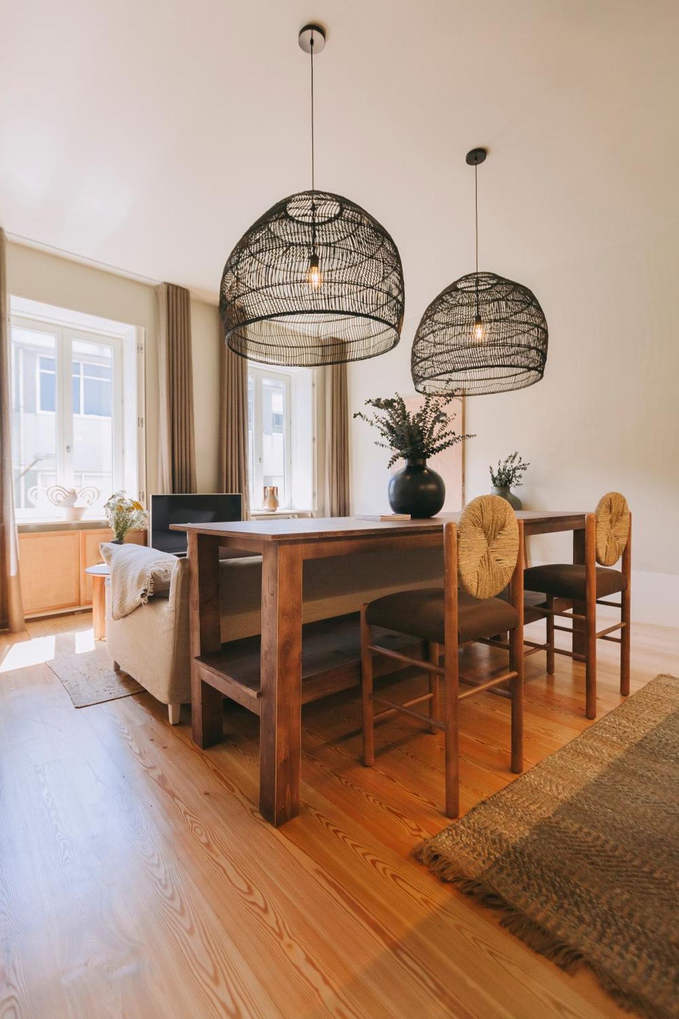 Village Aparthotel By Boa Porto Oda fotoğraf A dining room with a table and chairs