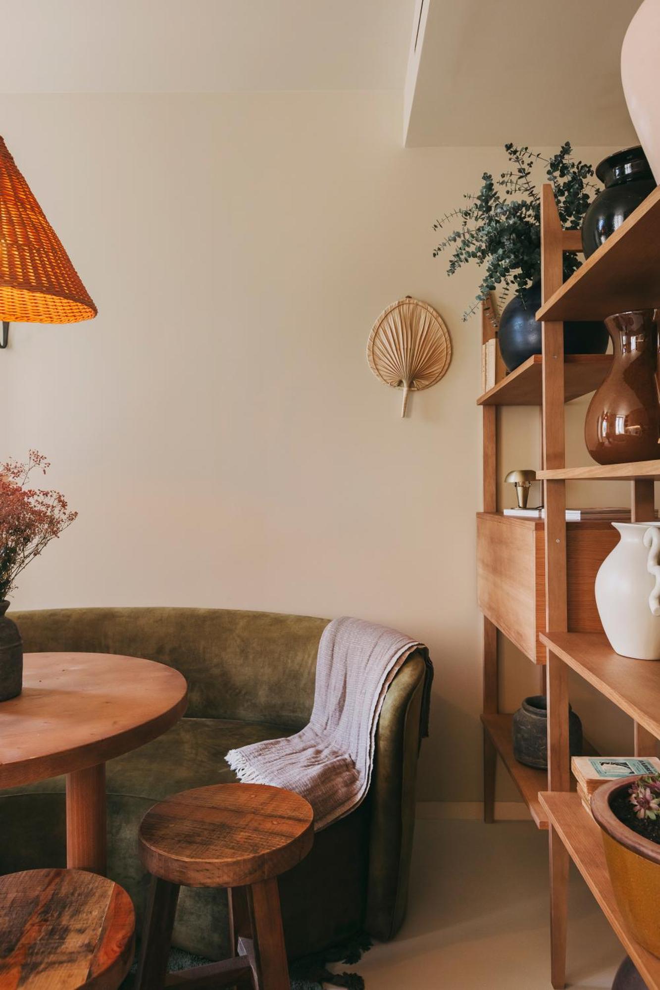 Village Aparthotel By Boa Porto Oda fotoğraf A living room with a sofa, a table, a shelf and a lamp