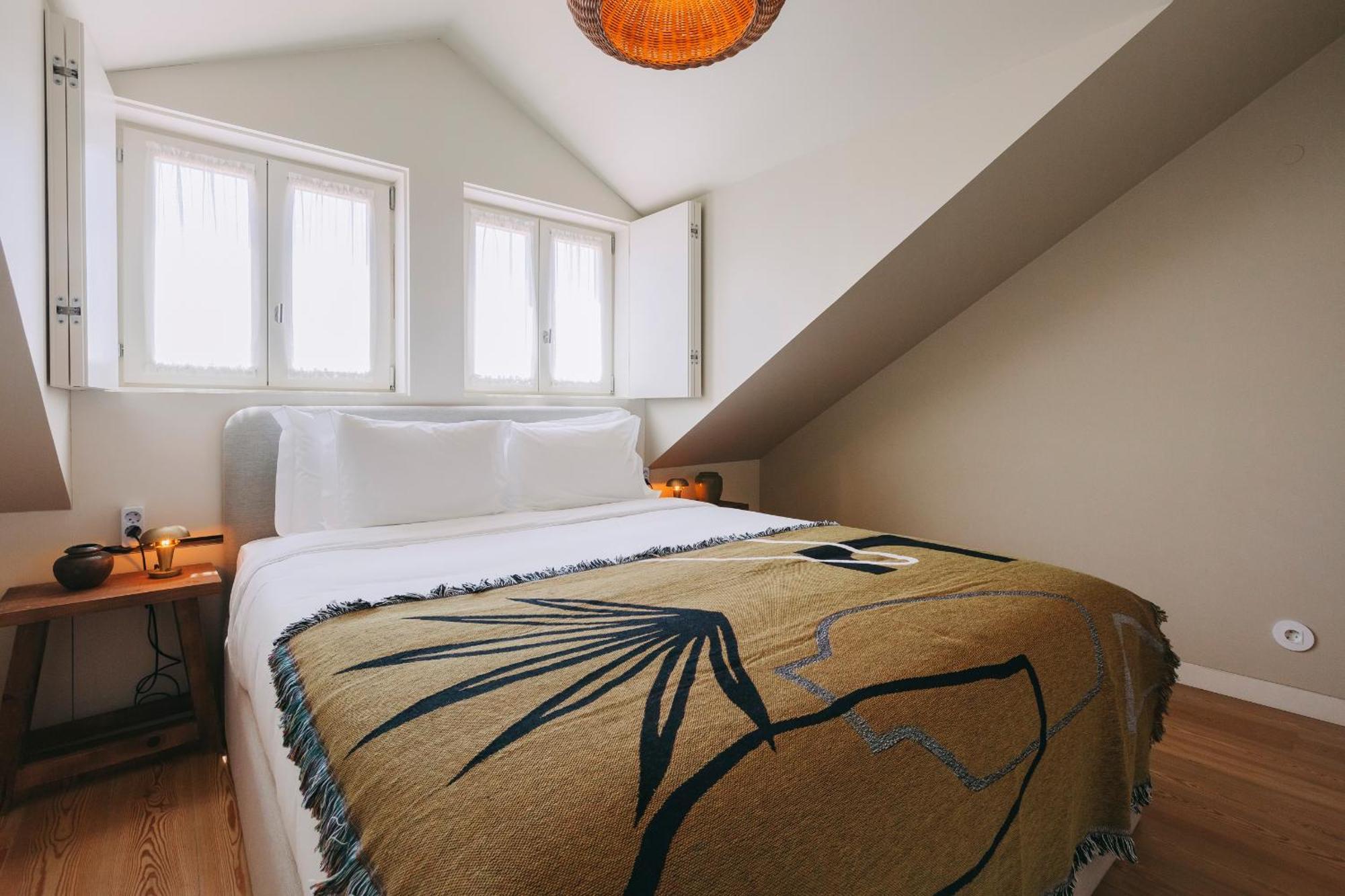 Village Aparthotel By Boa Porto Oda fotoğraf A bed with a throw