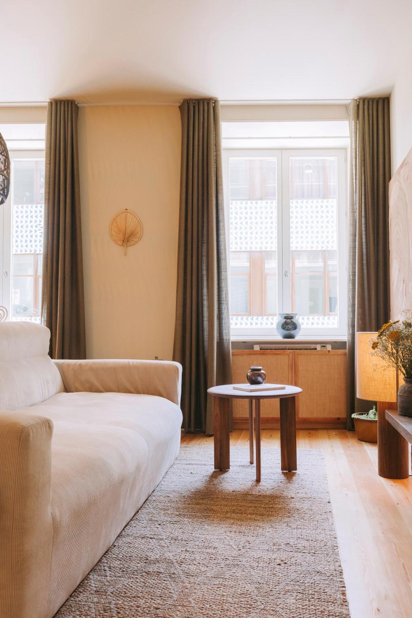 Village Aparthotel By Boa Porto Oda fotoğraf A living room with curtains